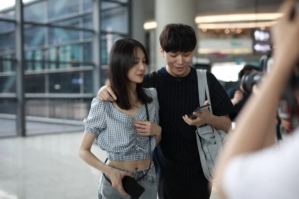 AEROPUERTO CHINA SHANGHAI ZHENG SHUANG Y BOYFRIEND — Foto de Stock