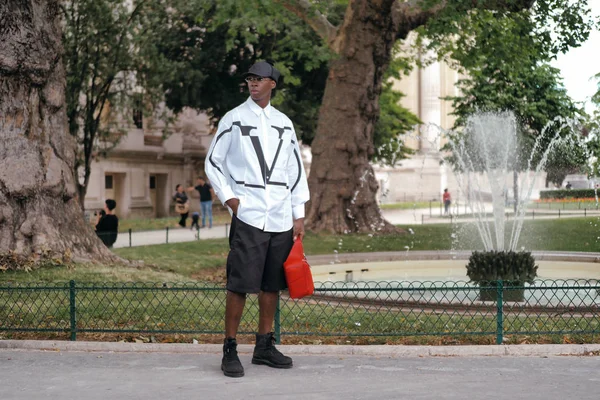 Γαλλία Παρίσι εβδομάδα μόδας ανδρών άνοιξη/καλοκαίρι 2020 κούμπωμα στο δρόμο — Φωτογραφία Αρχείου