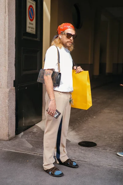 Olaszország Milánó Fashion Week férfi tavaszi/nyári 2020 utca snap — Stock Fotó