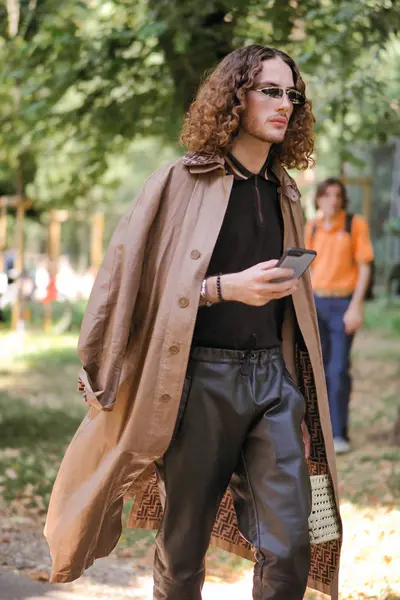 Italien milan fashion week männer frühjahr / sommer 2020 street snap — Stockfoto