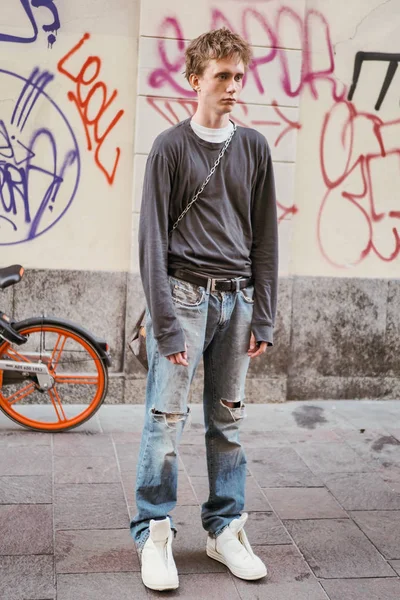 Italien milan fashion week männer frühjahr / sommer 2020 street snap — Stockfoto