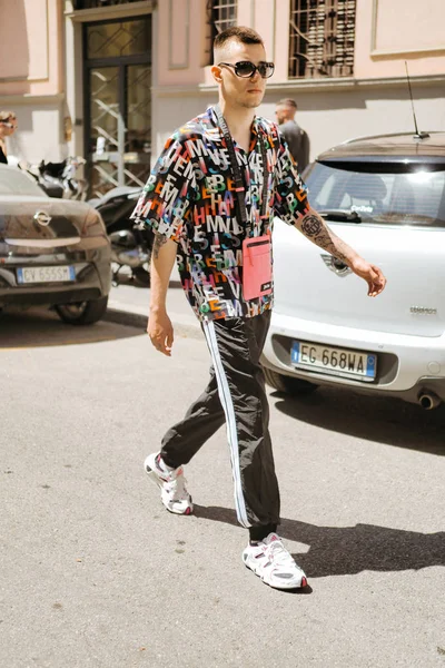 Italský milánský módní Týdek muži jaro/léto 2020 pouliční přitahování — Stock fotografie