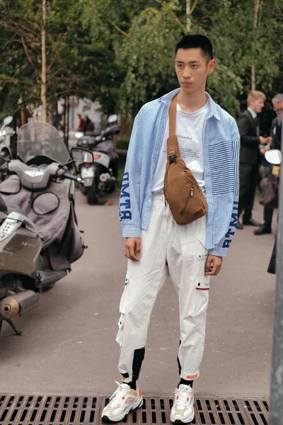 FRANCIA PARÍS FASHION SEMANA PRIMAVERA / VERANO 2020 STREET SNAP — Foto de Stock