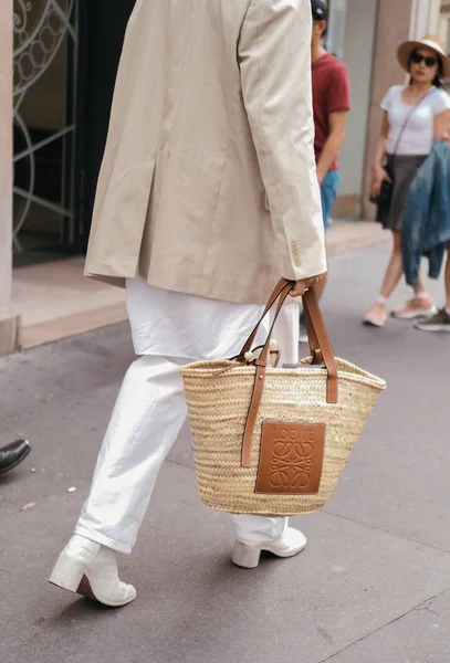 FRANCIA PARÍS FASHION SEMANA PRIMAVERA / VERANO 2020 STREET SNAP — Foto de Stock