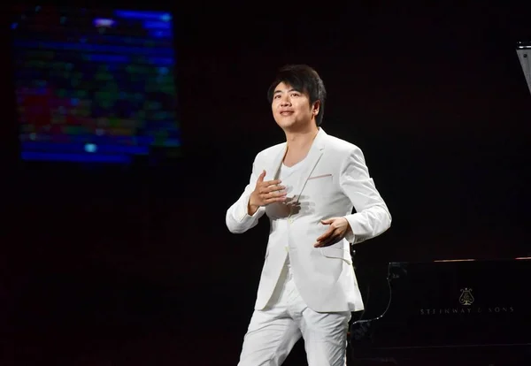 2019년 17일 산둥성 칭다오시에서 콘서트에서 피아니스트 랑랑과 앨리스 레드링거가 공연하고 — 스톡 사진