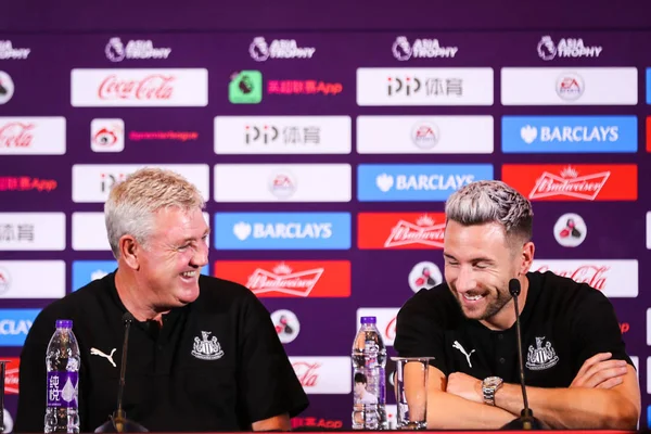 Capo Allenatore Steve Bruce Sinistra Paul Dummett Del Newcastle United — Foto Stock