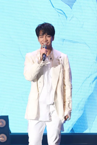 Sydkoreanska Sångerskan Och Skådespelaren Lee Seung Uppträder Sin Asia Fläkt — Stockfoto