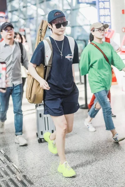 中国の歌手クリス リーまたは李ユチュンは 2019年7月17日 中国南西部の四川省成都市に出発する前に成都Shuangliu国際空港に到着します — ストック写真