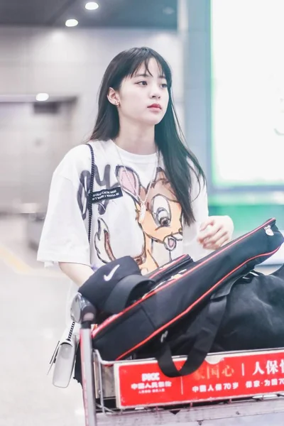 2019年7月22日 台湾音乐家兼女演员娜娜 欧阳或欧阳娜在中国西南部的四川省成都市降落后抵达成都双流国际机场 — 图库照片