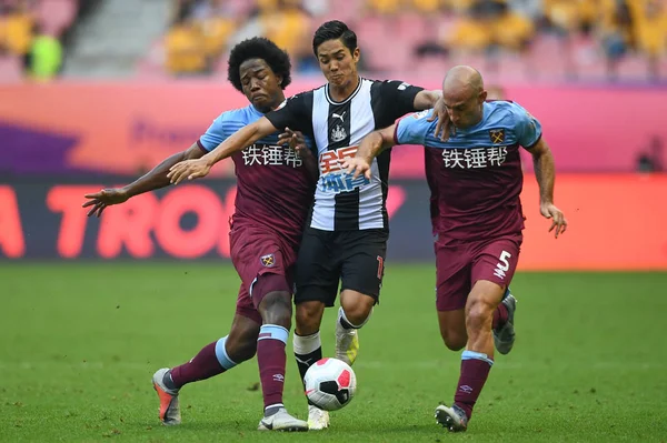Japanese Football Player Yoshinori Muto Newcastle United Midlle Protects Ball — Stock Photo, Image
