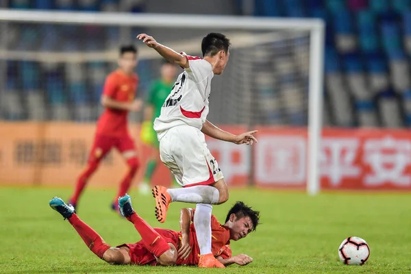 2019年7月18日 中国南部海南省海口国際ユースサッカー選手権大会で15歳以下の中国と北朝鮮の対戦に出場する選手たち — ストック写真