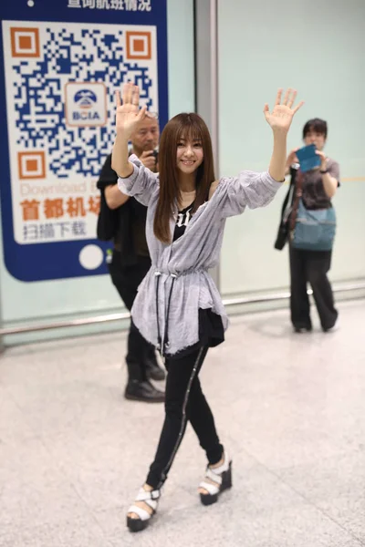 Японский Певец Май Кураки Прибывает Международный Аэропорт Пекина После Приземления — стоковое фото