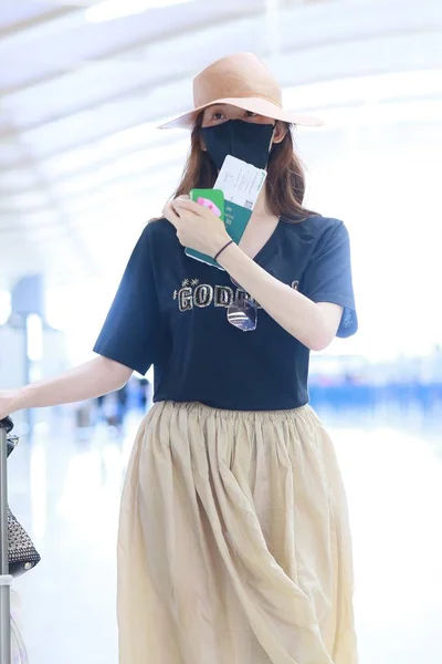 台湾のモデルで女優のリン チーリンが2019年7月23日 上海に出発する前に上海浦東国際空港に到着 — ストック写真