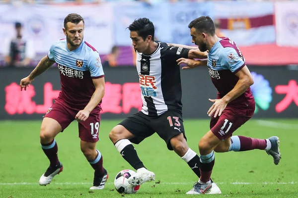 Japanese Football Player Yoshinori Muto Newcastle United Midlle Protects Ball — Stock Photo, Image