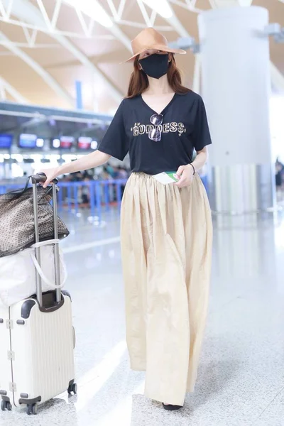 台湾のモデルで女優のリン チーリンが2019年7月23日 上海に出発する前に上海浦東国際空港に到着 — ストック写真