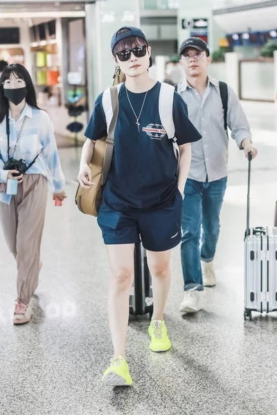 中国の歌手クリス リーまたは李ユチュンは 2019年7月17日 中国南西部の四川省成都市に出発する前に成都Shuangliu国際空港に到着します — ストック写真