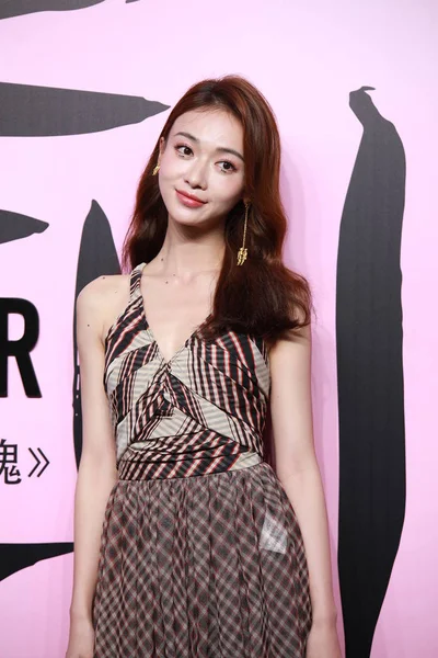 中国の女優ウー ジニャンが 2019年7月17日に中国 上海で開催されるミス ディオール ローズ展のオープニングイベントに到着 — ストック写真