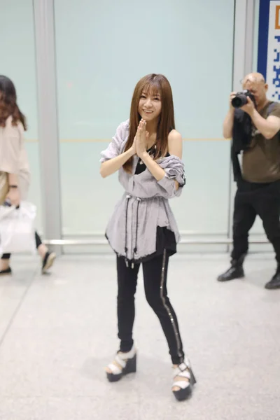 Japońska Piosenkarka Mai Kuraki Przybywa Międzynarodowe Lotnisko Pekinie Lądowaniu Przed — Zdjęcie stockowe