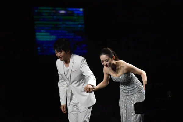 2019年7月17日 中国钢琴家郎朗和妻子吉娜 爱丽丝 雷德林格在中国东部山东省青岛市的一场音乐会上表演 — 图库照片
