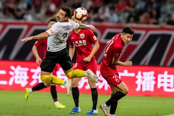 2019年7月17日 上海で行われる2019年中国サッカー協会スーパーリーグ Csl 第18戦で 河南省のエゼキエル ラヴェッツィ選手 が上海シッグの選手と対戦する — ストック写真