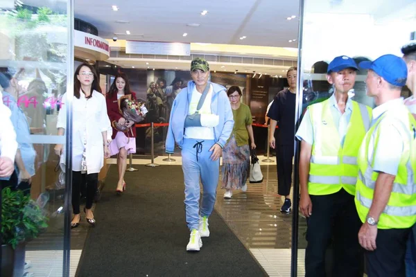 Чайна Гонг Конг Саймон Ям покидает больницу. — стоковое фото