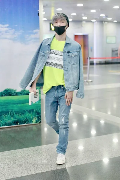 韓国と中国のボーイズグループExoのレイとしてよく知られている中国の歌手で俳優のZhang Yixingは 2019年7月24日に中国の北京を出発する前に北京首都国際空港に到着します — ストック写真