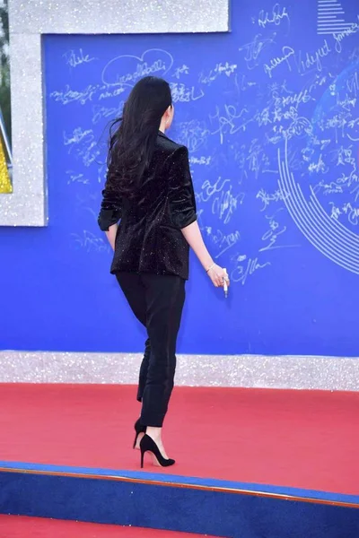 Actrice Chinoise Liu Yifei Pose Sur Tapis Rouge Lors Cérémonie — Photo