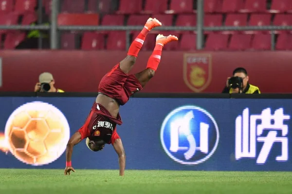 Brasiliansk Fotbollsspelare Fernando Henrique Hebei China Fortune Firar Efter Scoring — Stockfoto