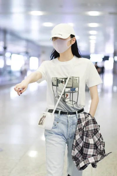 中国の女優Jing Tianが2019年7月29日 上海に着陸後に空港に到着 — ストック写真