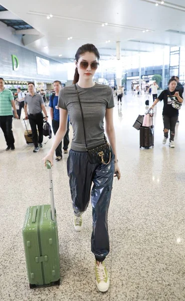 Kinesiska Modell Han Sui Anländer Till Shanghai Hongqiao International Airport — Stockfoto