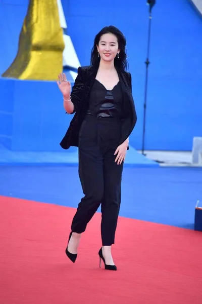 Attrice Cinese Liu Yifei Posa Sul Tappeto Rosso Durante Cerimonia — Foto Stock