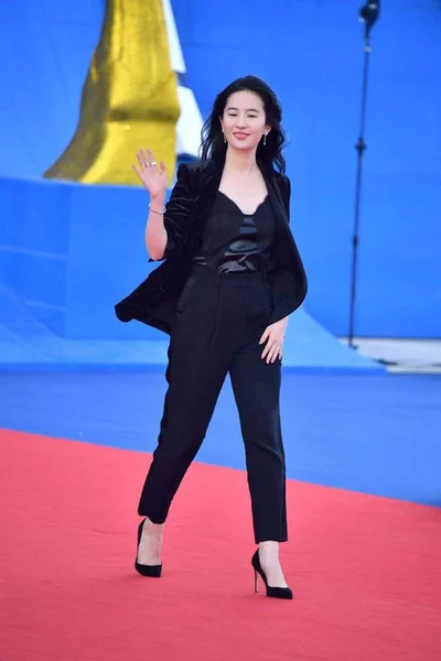 Actriz China Liu Yifei Posa Alfombra Roja Durante Ceremonia Clausura — Foto de Stock