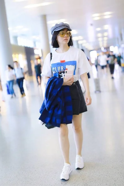 Chinese Zanger Jane Zhang Zhang Liangying Arriveert Een Luchthaven Voor — Stockfoto