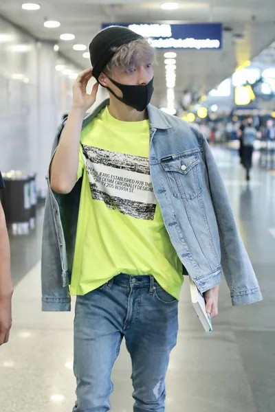 2019年7月24日 中国歌手兼演员张一星 South China Boy Group Exo 在出发前抵达北京首都国际机场 — 图库照片