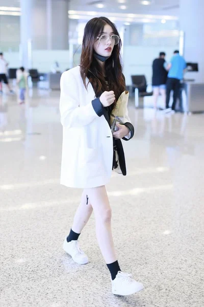 Kinesisk Skådespelerska Jelly Lin Eller Lin Yun Anländer Till Flygplats — Stockfoto
