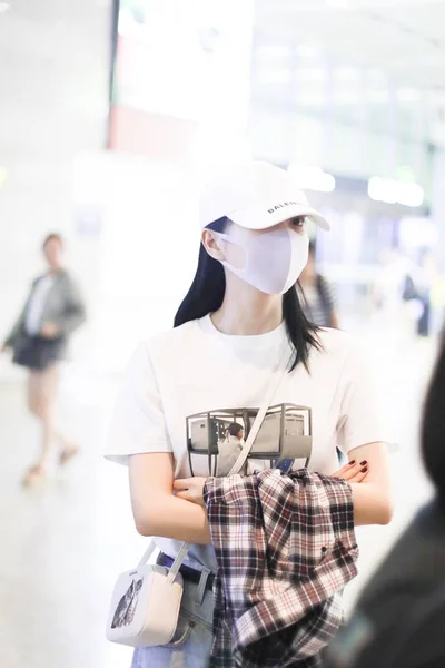 Kinesiska Skådespelerskan Jing Tian Anländer Till Flygplats Efter Landning Shanghai — Stockfoto