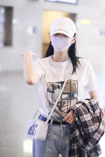 中国の女優Jing Tianが2019年7月29日 上海に着陸後に空港に到着 — ストック写真