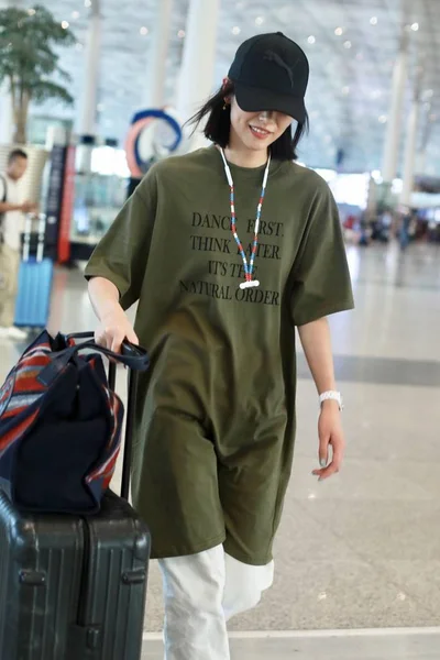 中国模特刘文抵达北京首都国际机场出发前 中国北京 2019年7月23日 — 图库照片