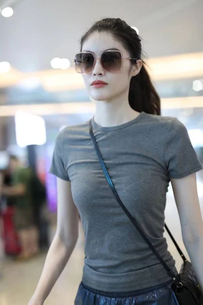 Çin Modeli Sui Şanghay Ayrılmadan Önce Şangay Hongqiao Uluslararası Havaalanı — Stok fotoğraf