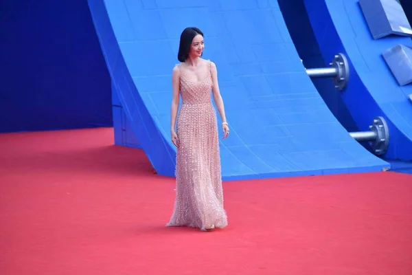 2019年7月27日 在中国北部山西省大同市举行的成龙国际动作电影周闭幕式上 中国女演员童丽雅在红地毯上摆姿势 — 图库照片