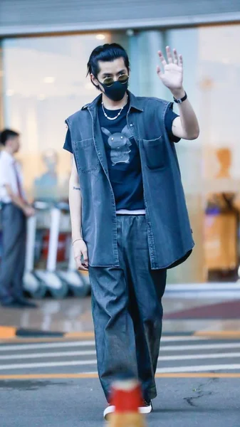 Chinese Zanger Acteur Kris Yifan Arriveert Landing Peking China Juli — Stockfoto