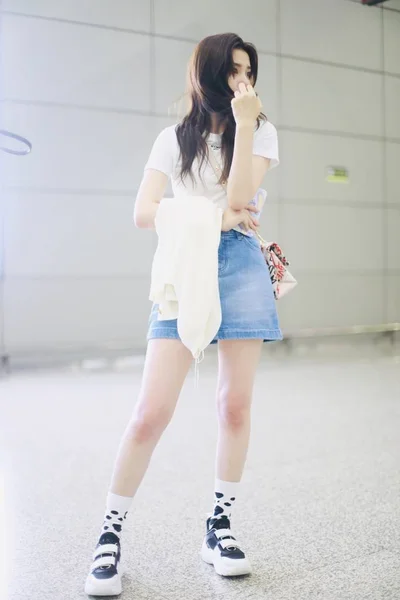 中国の女優ラレナ ソンまたはソン ズールは 2019年7月25日 中国南西部の四川省成都市に出発する前に成都Shuangliu国際空港に到着します — ストック写真