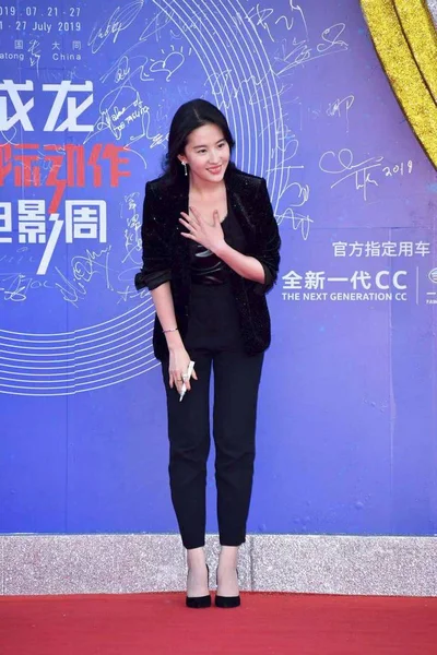 2019年7月27日 在中国北部山西省大同市举行的成龙国际动作电影周闭幕式上 中国女演员刘亦菲在红地毯上摆姿势 — 图库照片