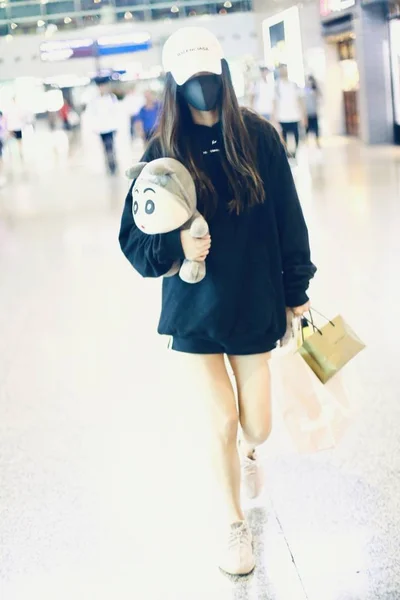 Hong Kong Actress Angelababy Arrives Chengdu Shuangliu International Airport Departure — Stock Photo, Image