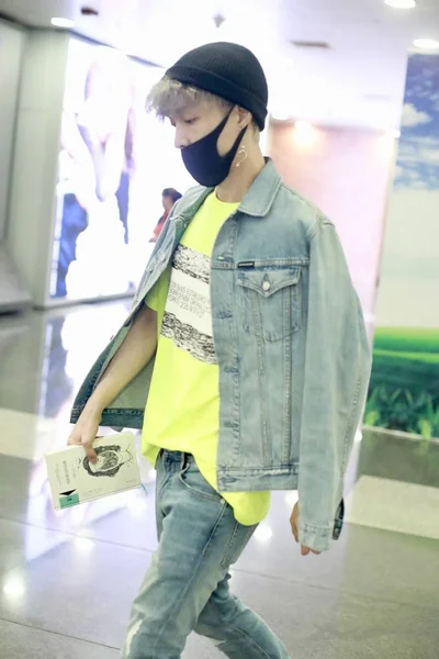 韓国と中国のボーイズグループExoのレイとしてよく知られている中国の歌手で俳優のZhang Yixingは 2019年7月24日に中国の北京を出発する前に北京首都国際空港に到着します — ストック写真