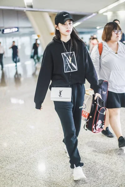 台湾のミュージシャンで女優のナナ ウーヤンまたはウヤン ナナは 2019年7月22日 中国南西部の四川省成都市に着陸した後 成都Shuangliu国際空港に到着します — ストック写真