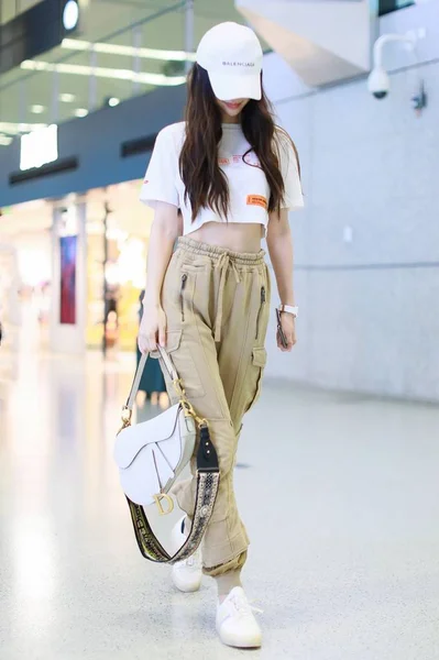 Hong Kong Model Actrice Angelababy Arriveert Internationale Luchthaven Shanghai Hongqiao — Stockfoto