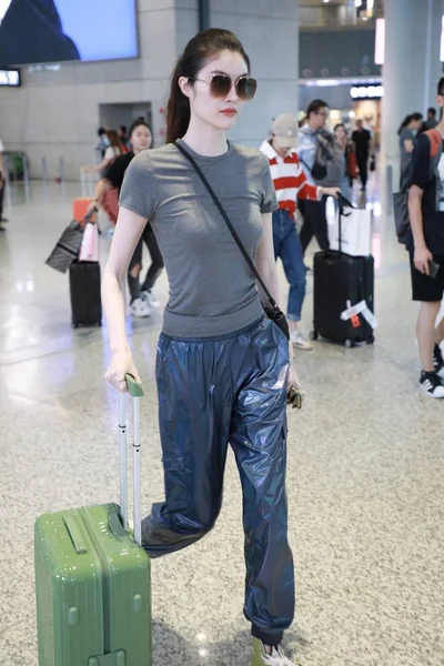 Kinesiska Modell Han Sui Anländer Till Shanghai Hongqiao International Airport — Stockfoto