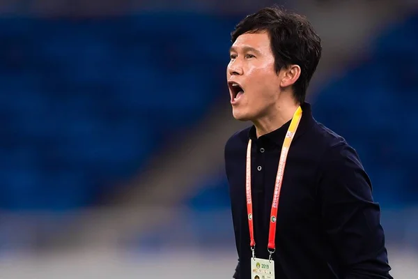 Kepala Pelatih Park Choong Kyun Dari Tianhai Tianhai Memberikan Instruksi — Stok Foto