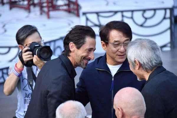 Amerikaans Acteur Producer Adrien Brody Left Knuffels Hong Kong Kungfu — Stockfoto